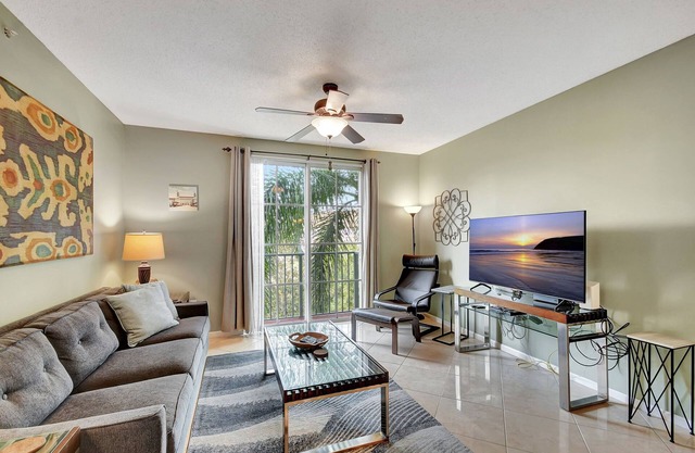 2 BR/2 BA Condo in Downtown WPB Pool Gym Parking Spot Juliet Balcony