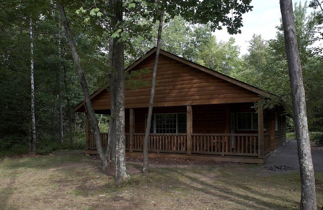 2 BR 2 Bathroom Hemlock Cabin, private dock, close to the beach!