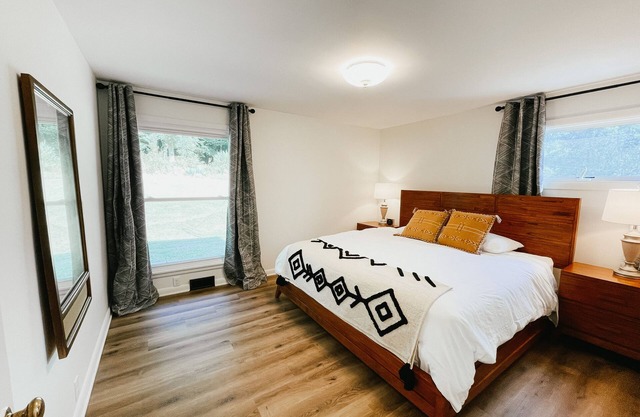 2 Br home with Hot-Tub! Quiet, dead end street