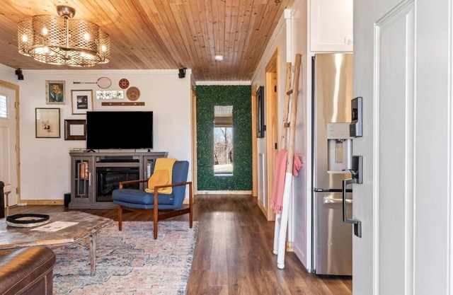 2-BR, lake view, screened porch, 15min Hurricane, 10min Smithville, dogs ok