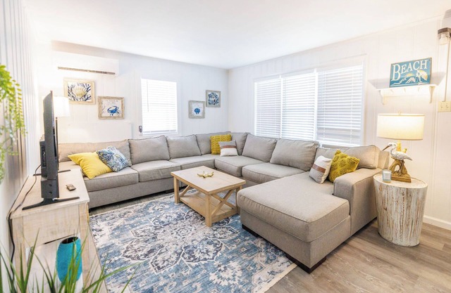 2 BR Lower Condo in North OC/Fenwick
