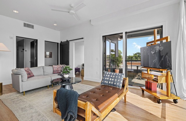 2 Condos-8 Min to Broadway-Balcony-5 King Beds