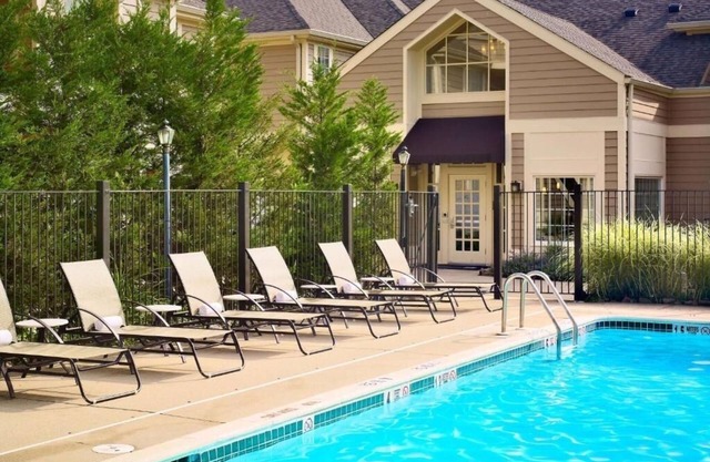 2 Convenient Rooms, Seasonal Swimming Pool, Full Kitchen!