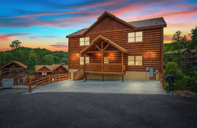 2 Giant Luxury Cabins Sleeps 40 2 HotTubs 2 Pools