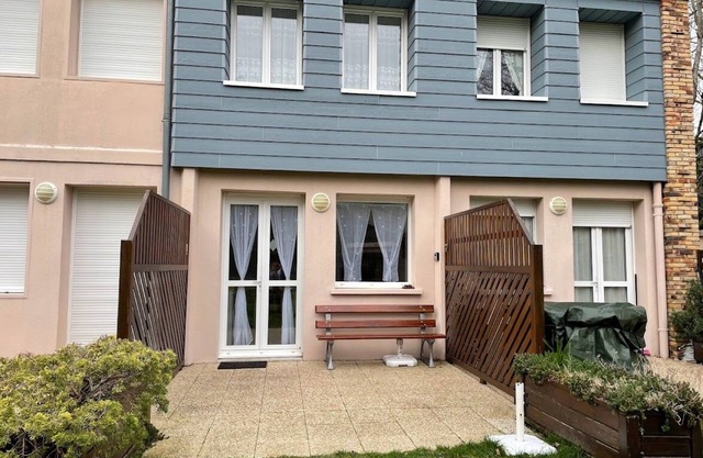 2* gite for 4 people in a 5ha private park, 400m from Jullouville beach