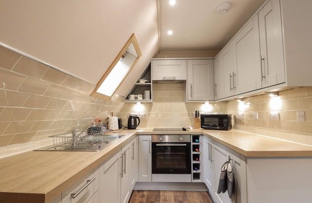 2 GLEN GARRY LODGE, romantic, character holiday cottage in Invergarry