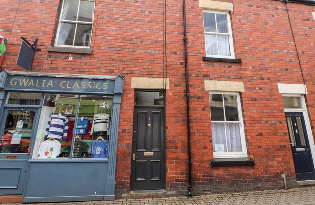 2 GWALIA TERRACE, pet friendly, with a garden in Llangollen