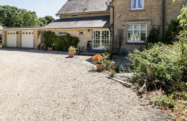 2 HEATH COTTAGES, pet friendly, with open fire in Sandford, Dorset