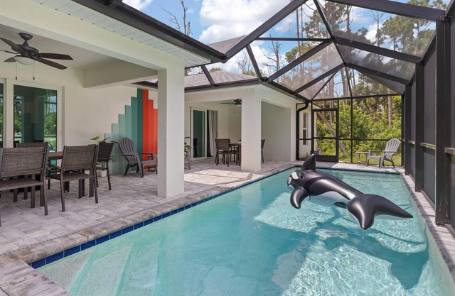 2 homes in 1! Ideal for several families! 6bdrms. 10 beds! Heated pool sleeps 12