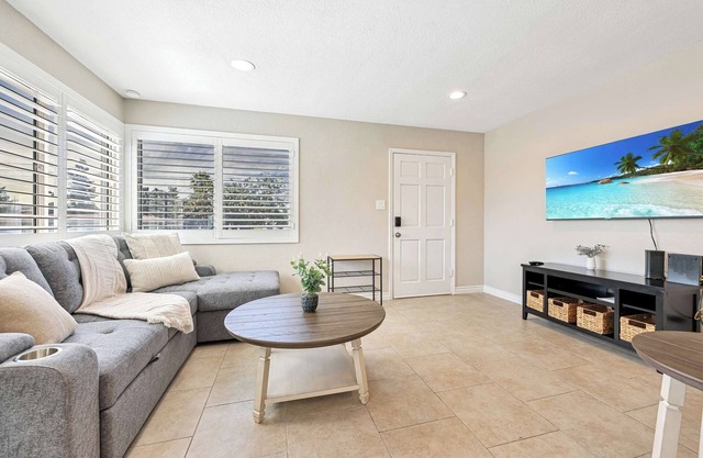 2 Homes in 1! | Sleeps 18 | 10 Min to Zoo & Beach