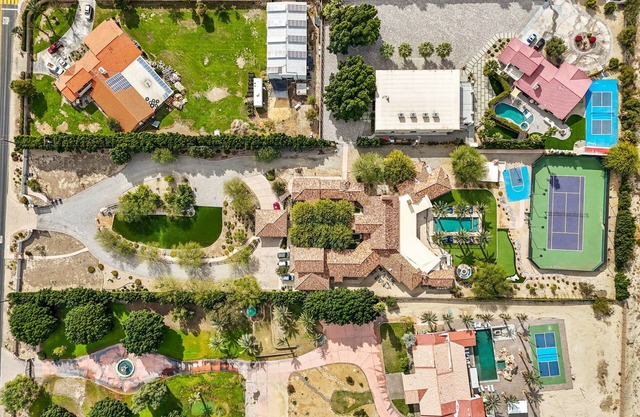 2 houses 2 pools 12bd 13 Bath. Sleeps 36. Courts + Spas+ Game room + Golf