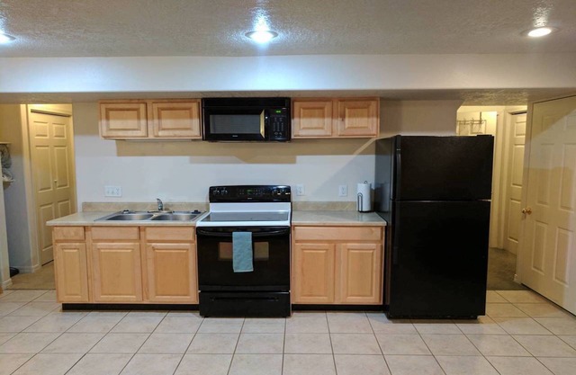 2 King Beds - 2 bedrooms - Basement Apt w/Kitchen