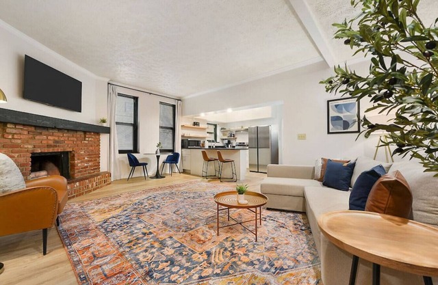 2 King Beds, Walkable Condo in Mexican War Streets