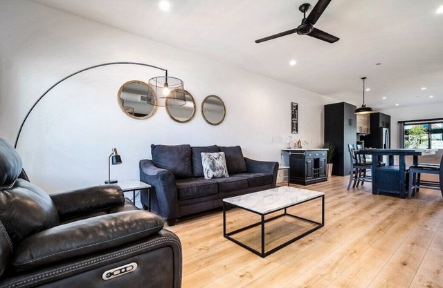 2 KING beds | Walking distance to food and fun DT