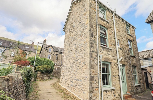 2 KINGS YARD, pet friendly, character holiday cottage in Sedbergh