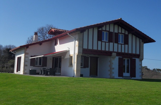 2 km from the beaches of Guéthary, villa 10 people, large garden, mountain view