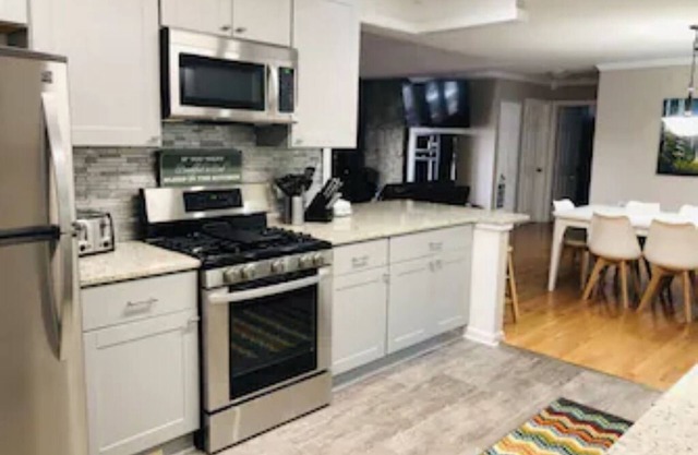 2 Lake Houses w/2 Private Docks on a Peninsula & 30 minutes to Clemson!