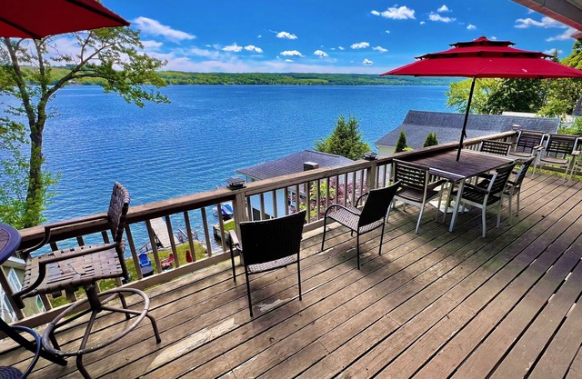 2 Lakefront houses - Sleeps 18 - 3600 Sq/Ft -