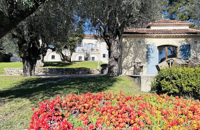 2 Maison Provence - Big garden - Salt water pool - 7 bedrooms, sleeps 15