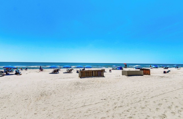 2 Mi to Beach: Hilton Head Condo w/Pool!