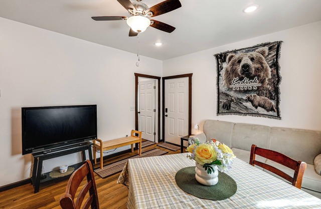 < 2 Mi to Dtwn: Pet-Friendly Getaway in Fairbanks