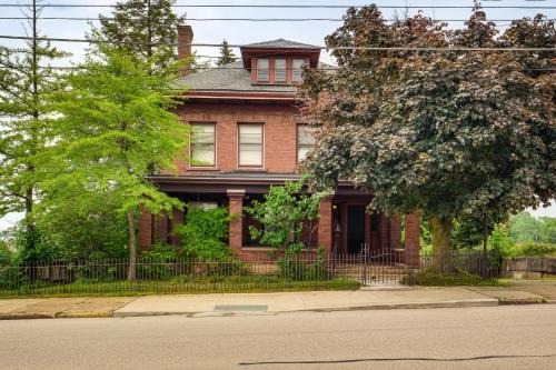 2 Mi to Lake Erie Spacious Retreat Near Cafes!