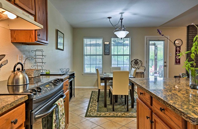 2 Mi to Lake Mcqueeny: Gem w/Covered Patio