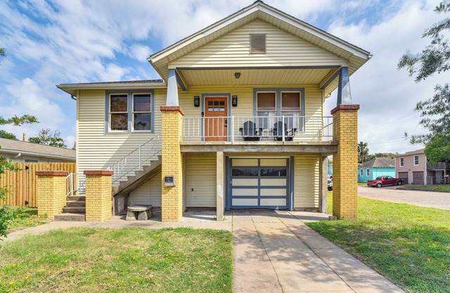 2 Mi to Pleasure Pier: Pet-Friendly Gem w/Yard