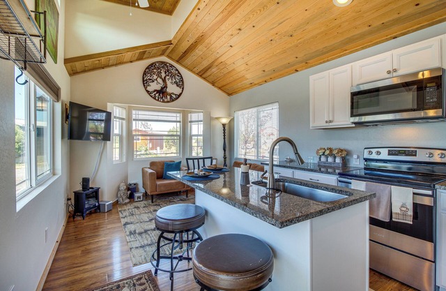 2 Mi to Rainbow Lake: Lovely Lakeside Tiny Home