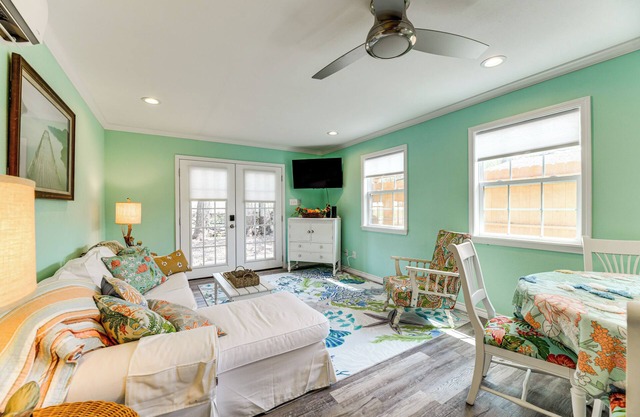 2 Mi to Rockport Beach: Cozy Hideaway!