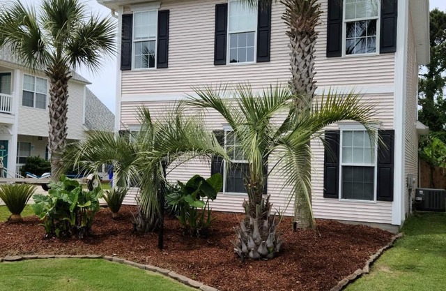 2 miles to beach, Boat Ramp, par 3 golf course, community pool, pet friendly.