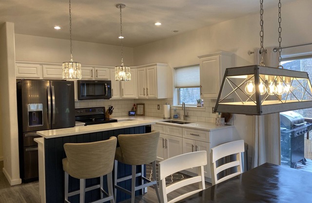 2 min to Keystone - Stylish /Amazing Location - Hot Tub, Pool table, Ping Pong!