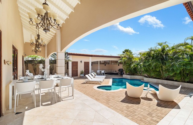 2 min to Palm Beach * Pool * Gym * BBQ