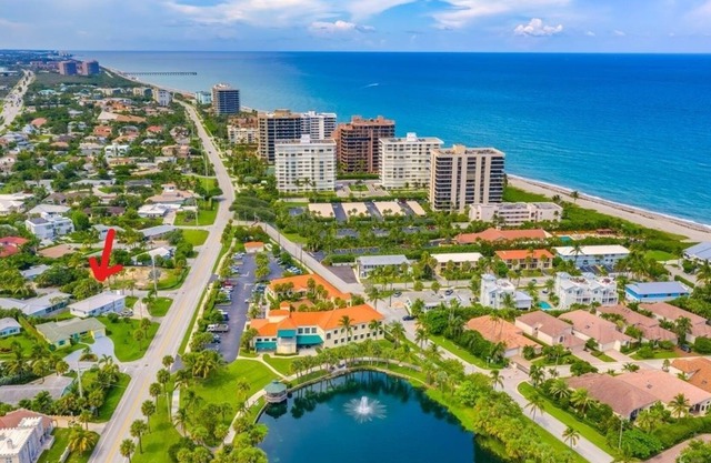 2-minute walk to Juno Beach! Modern house with Home Office.