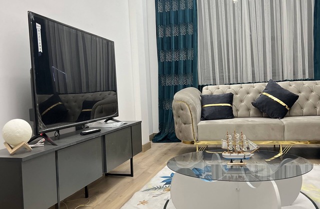 2 minutes walk to shopping centre, metro bus station with city views