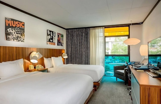 2 Pool View Units, 5-minute walk to Back Bay Fens! Valet Parking, Pool, Garden!