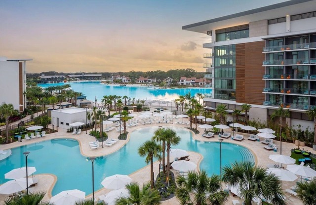 2 Queens at Conrad Orlando! Outdoor Pool, Minutes to West Beach Park!