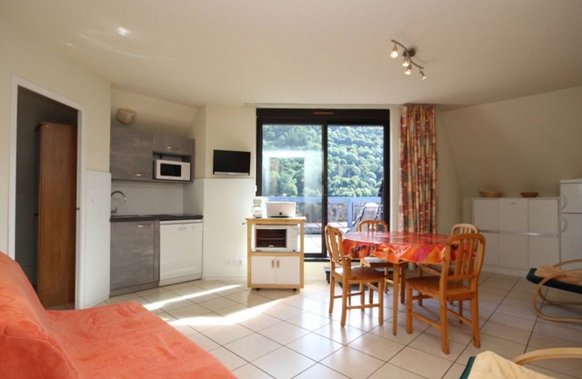 2-room apartment with terrace, near center