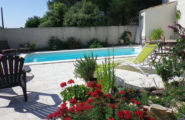 2-room cottage in villa + pool + air conditioning + parking