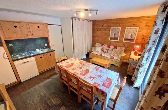 2 Rooms+Cabin, 6-8 Pers, 42m², Heart of Resort, Near Slopes, TV, DVD