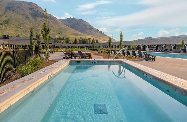 2 Rooms: Retro Lodge w/Heated Pool & Fire Pits in Jackson Hole