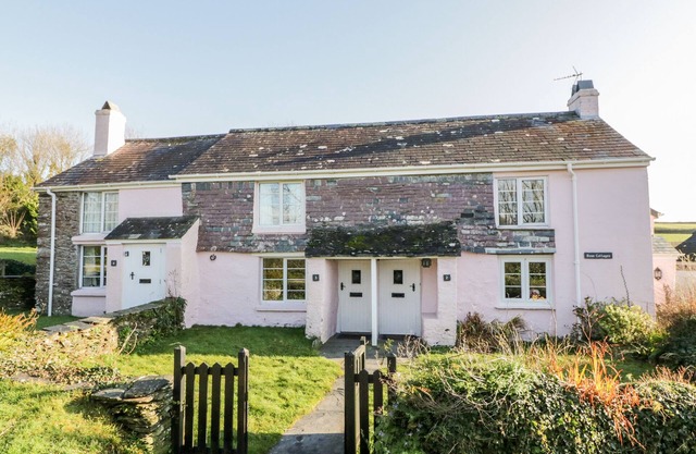 2 ROSE COTTAGES, pet friendly, character holiday cottage in Polperro