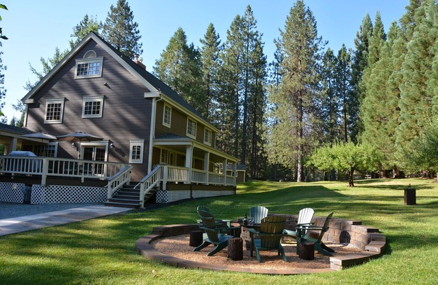 2 SECLUDED Houses w/4 KING BEDS on 3 Unique Acres - UPSCALE EXECUTIVE RETREAT