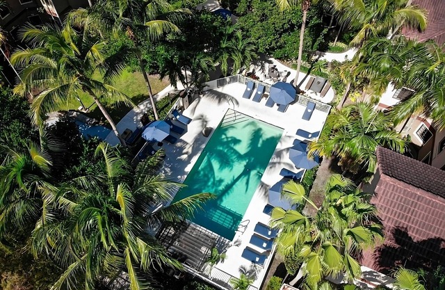 2 Spacious Suites w/Kitchens, Free Breakfast, Outdoor Pool!