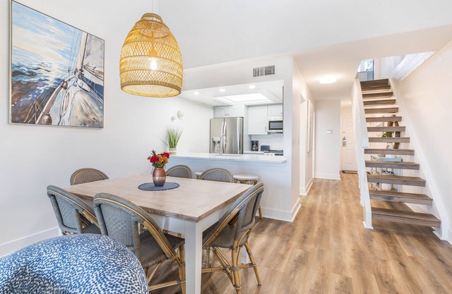 2 Spacious Villas, Free Parking, Beach and Pool