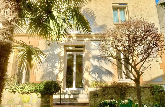 2 Storey House with garden, central Bergerac, spacious and bright. Parking privé