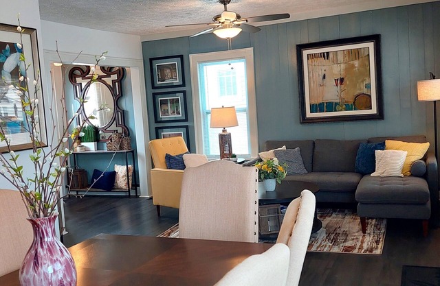 2 Story HOUSE 3 bed/2 Full baths w/King Bed - 12 min from downtown & airport.