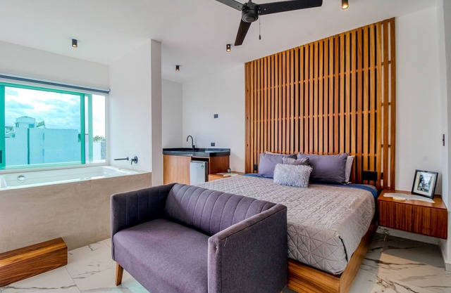 2-story studio apt near beach with 2 balconies, pool, kitchenette, & jetted tub