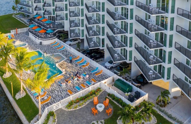 2 Stylish Resort Room with Beautiful Views, Outdoor Pool and Free Parking