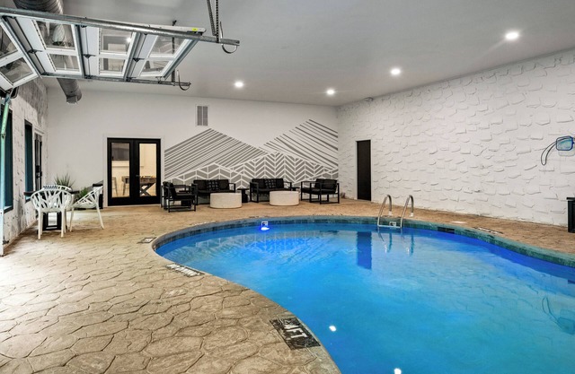 2 Suites | Indoor Heated Pool, Spa, Game Room, Firepits, Corn Hole, Bocce Ball